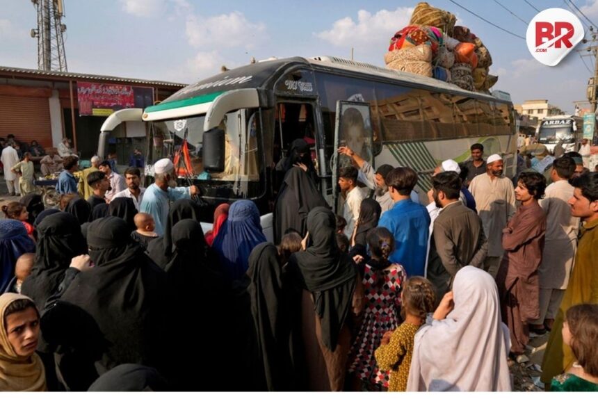 Pakistan deports afghans ahead of deadline | full story