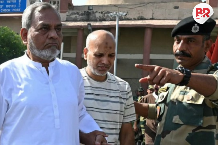 Pakistanis exit india