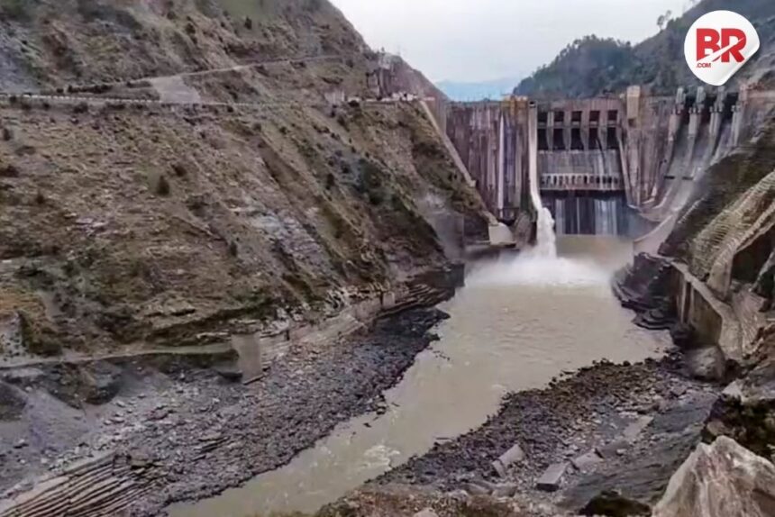 Pakistan reports 91,000 cusecs drop in chenab river flow
